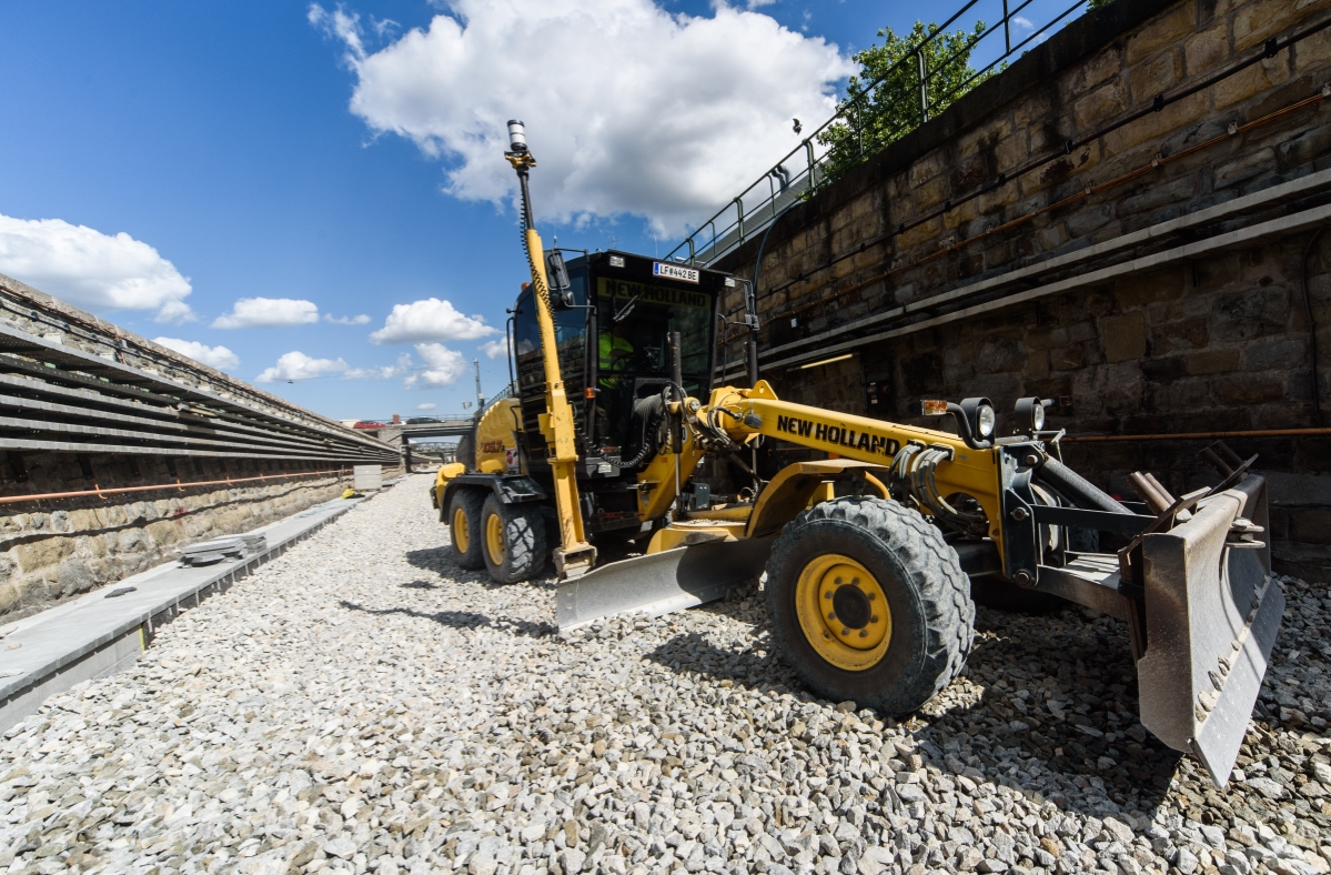 Errichtung des neuen Gleisuntergrundes im Bereich der Station Ober St. Veit