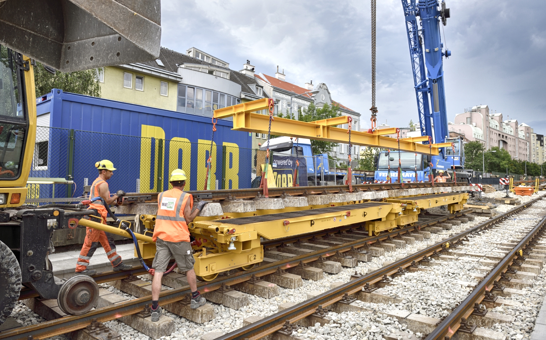 Nach Fertigstellung des Unterbaus werden bereits die Gleise wieder aufgelegt und montiert.