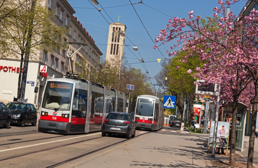 Linie 10 mit der Type A1, Sandleitengasse, Frühling 2016