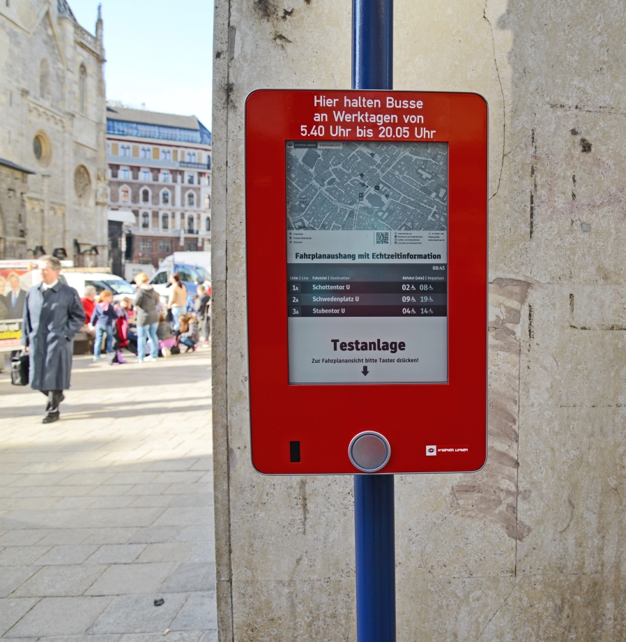 Testbetrieb an der Bushaltestelle Stephansplatz: E-Paper ist elektronischer Fahrplanaushang und Echtzeitinformation.