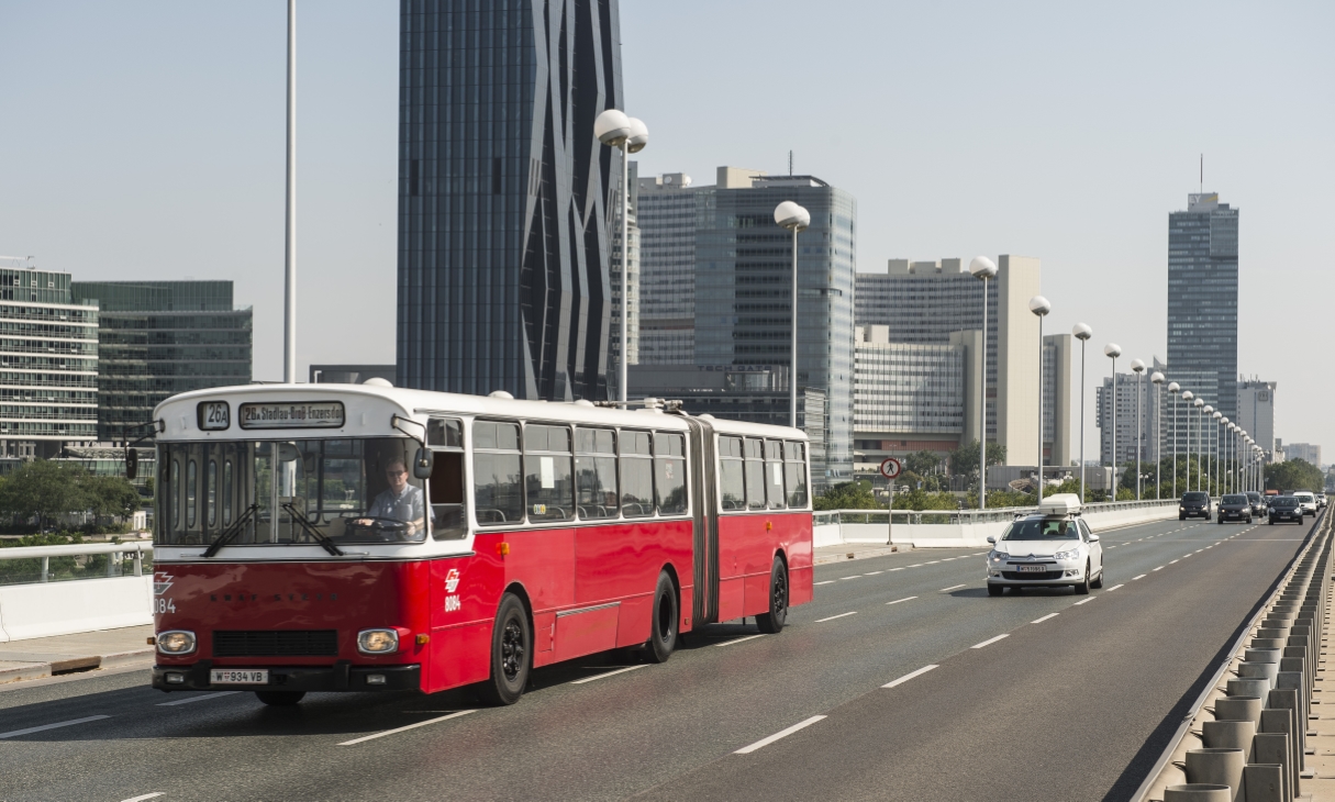 Historischer Linienbus GU 230, Nr 8084, fährt 40 Jahre nach seinem Unfall beim Einsturz der Reichsbrücke wieder über die heutige Reichsbrücke. Der Bus ist im Verkehrsmuseum Remise zu besichtigen.