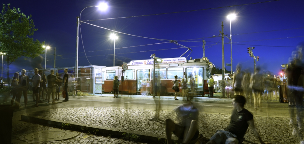 Am besten reist man mit den Wiener Linien zum Donauinselfest, dem größten Open-Air Festival Europas. So wie hier mit der Straßenbahnlinie 31.