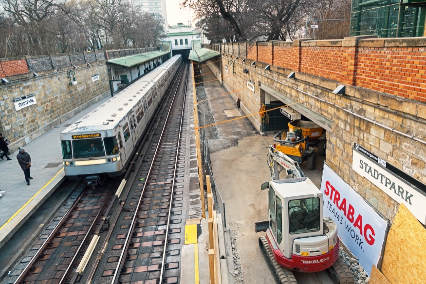 U-Bahn Station Stadtpark mit Zug der Linie U4, Jänner2016