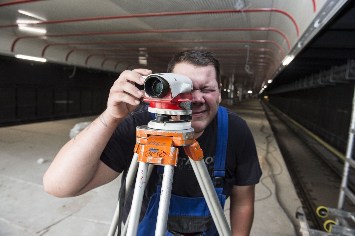 Bauarbeiten im Zuge der U1-Verlängerung in der U-Bahn-Station Alaudagasse. Einmessung für die Unterkonstruktion der Kameraaufhängung.