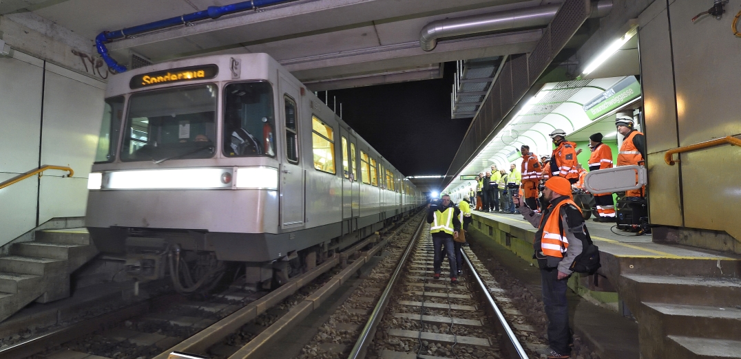 Baubeginn nach der U4-Teilsperre am 30.4.2016. Die Bauarbeiter warten die letzten Züge ab, um pünktlich um 1:00 morgens mit der Demontage der alten Anlagen beginnen zu können.