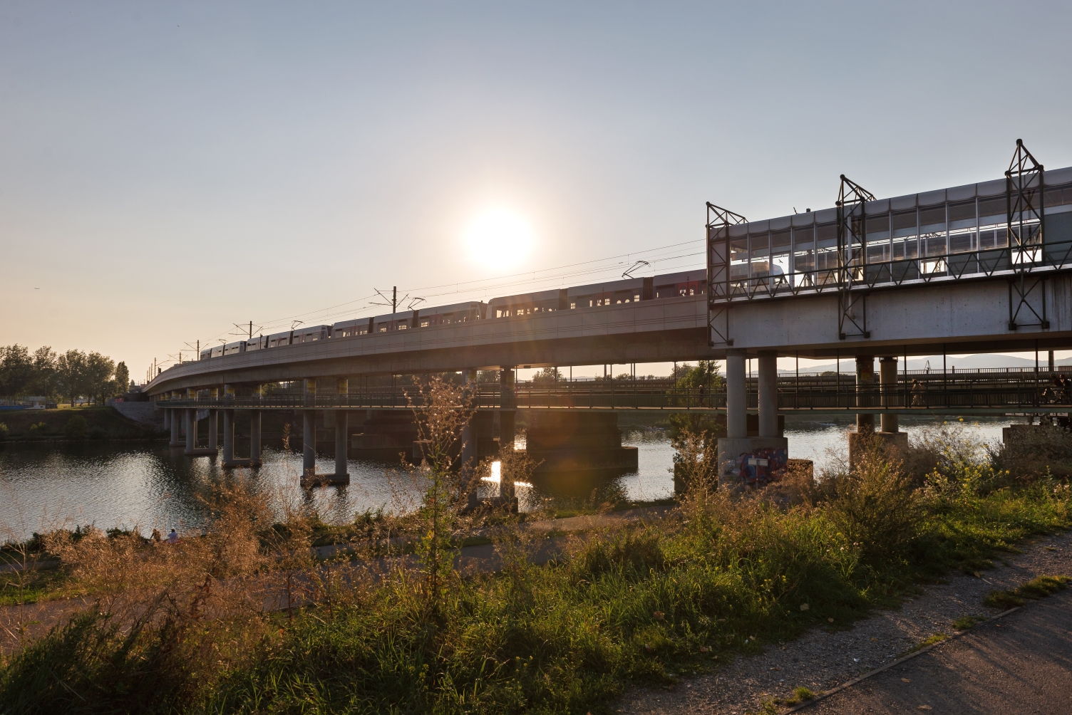 U6  Station Neue Donau mit T-Zug über der Donauinsel Fahrtrichtung Floridsdorf