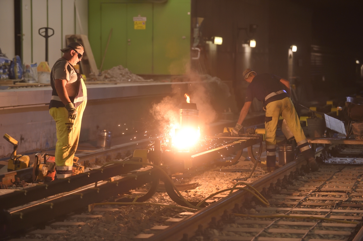 Fortschritt der Sanierungsarbeiten in der Station Hietzing. Verschweißen der Stromschiene.