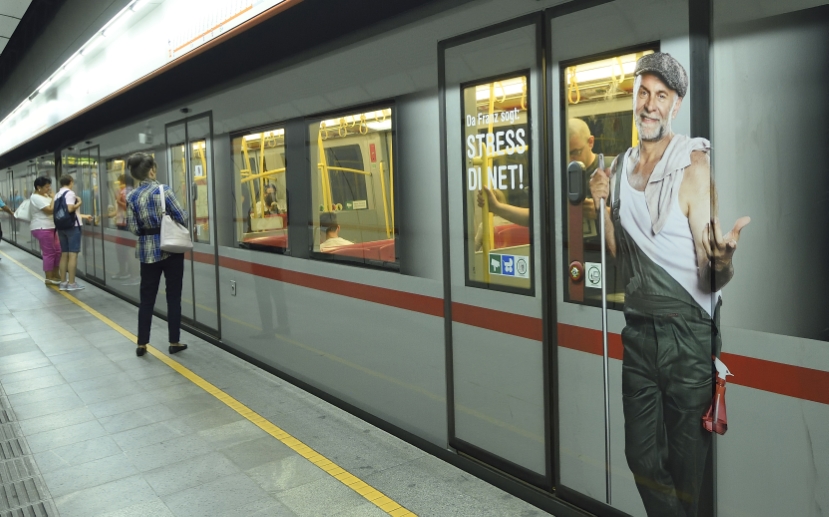 Beklebungen auf U-Bahn-Zügen machen auf das Blockieren der U-Bahn-Türen aufmerksam