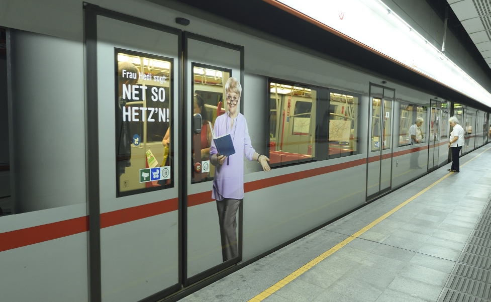 Beklebungen auf U-Bahn-Zügen machen auf das Blockieren der U-Bahn-Türen aufmerksam