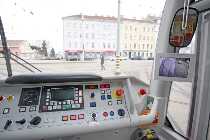 Probeweiser Einsatz von Videokameras im Außenbereich einer Straßenbahn. Mittels Bildschirm in der Fahrerkabine zeigt das Kamerabild den Türbereich außen zur sicheren Abfertigung.