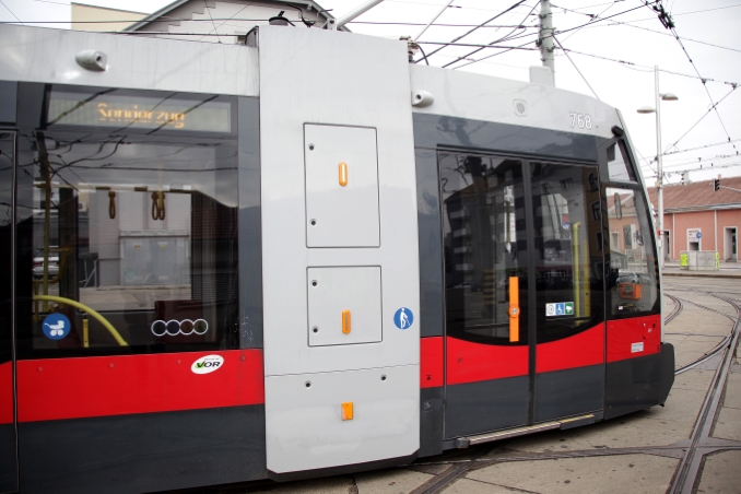 Probeweiser Einsatz von Videokameras im Außenbereich einer Straßenbahn. Mittels Bildschirm in der Fahrerkabine zeigt das Kamerabild den Türbereich außen zur sicheren Abfertigung.