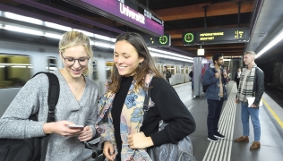 Studierende sind in Wien am besten mit U-Bahn, Bim und Bus unterwegs. Das Semesterticket kann übrigens bequem online gekauft werden.