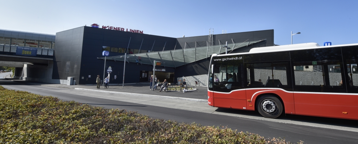 Neue Station Oberlaa der U1 mit Bushaltestellen nach der Verlängerung nach Oberlaa.