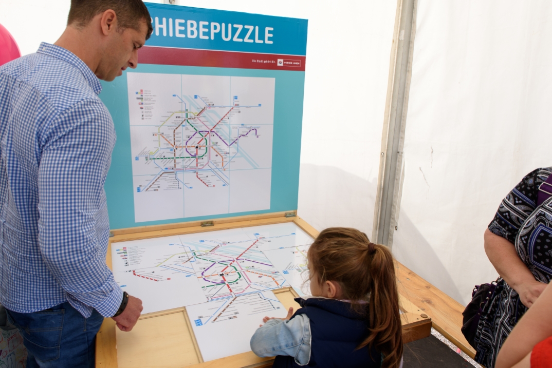 Feierlichkeiten in der neu eröffneten U1 Station Altes Landgut