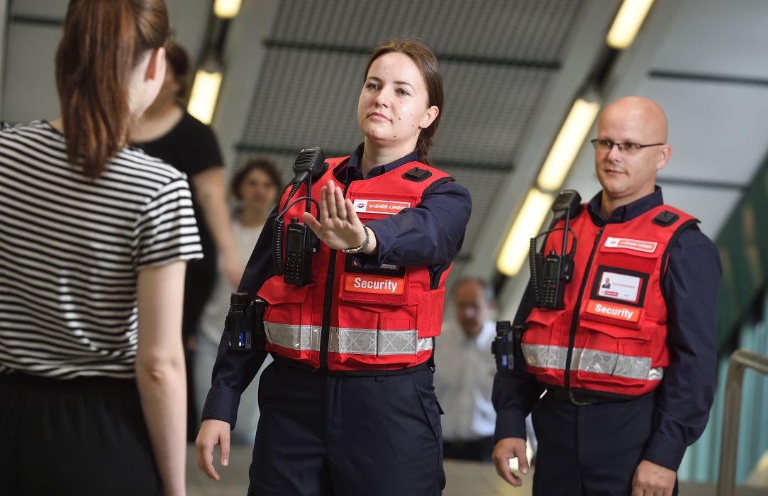 Im Rahmen des Sicherheits- und Servicepakets für die Öffis nehmen nun die ersten Sicherheits- und Service-Teams der Wiener Linien ihre Arbeit auf.