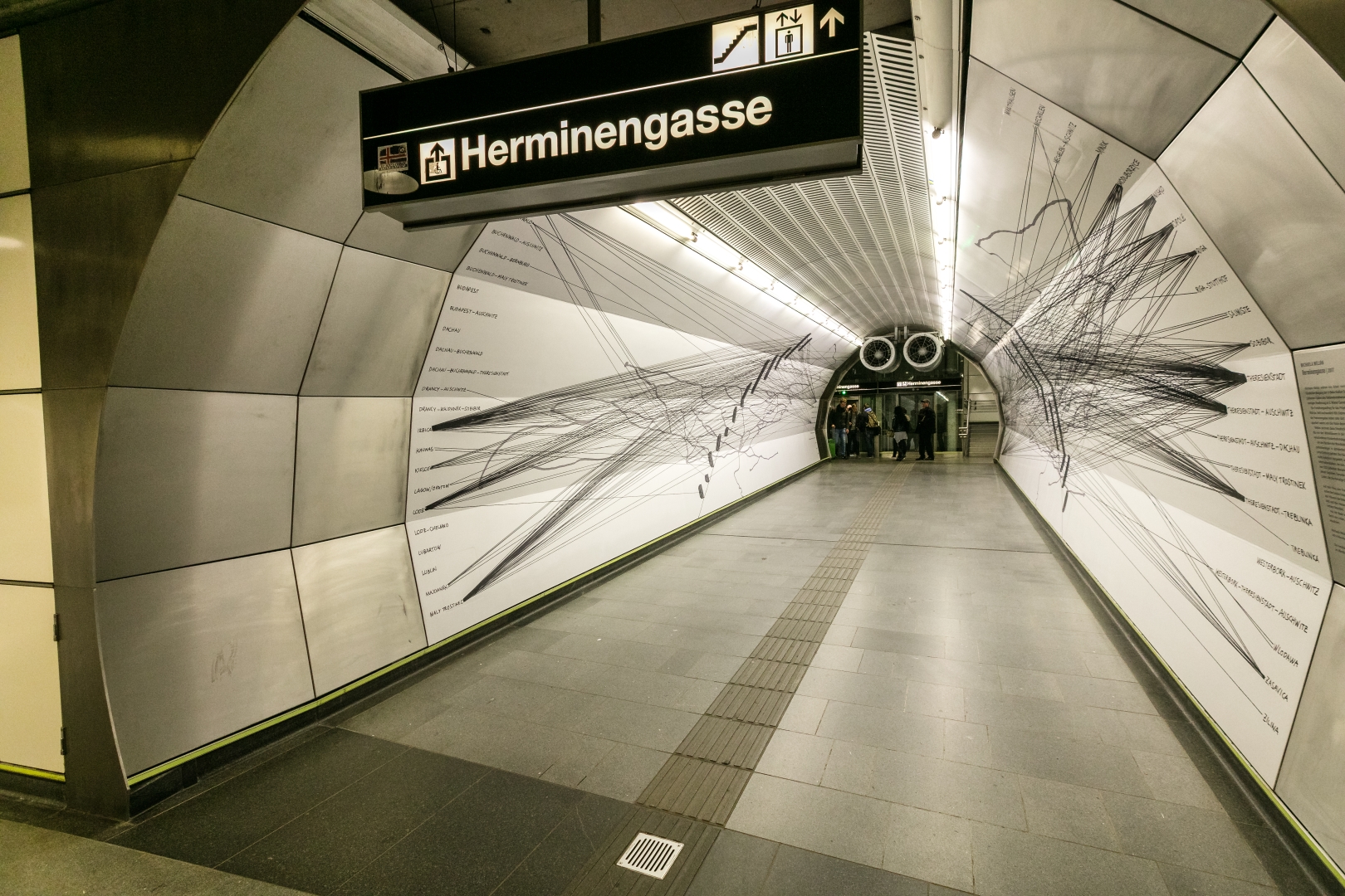 „Herminengasse“ von Michaela Melián setzt den 800 jüdischen Menschen ein Denkmal, die zwischen 1938 und 1945 aus Häusern der Herminengasse in Konzentrationslager deportiert wurden. Ein Gemeinschaftsprojekt von Wiener Linien und KÖR Kunst im öffentlichen Raum.

.