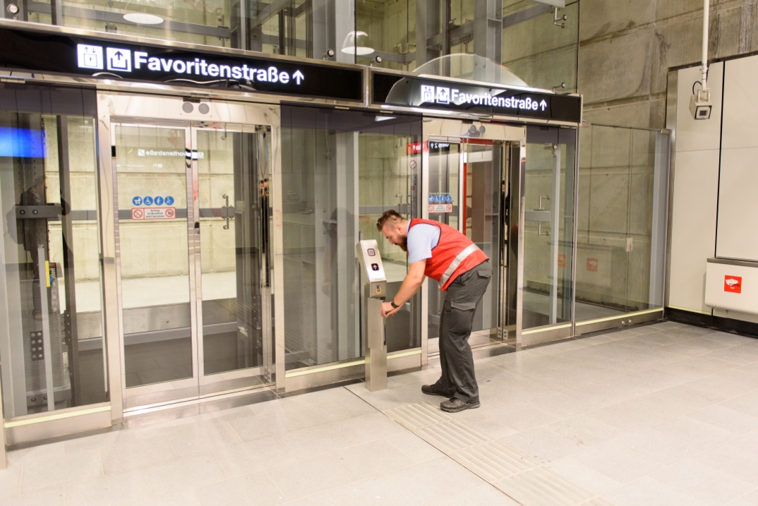 Vorbereitungen für die Eröffnung der U1 Erweiterung in der neuen Station Altes Landgut