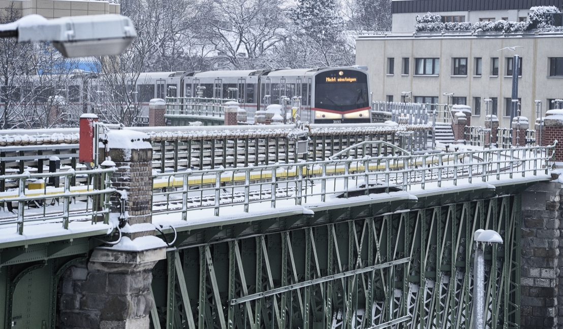 U-Bahn der Linie U4 auf der Brücke vor der Endstelle Hütteldorf