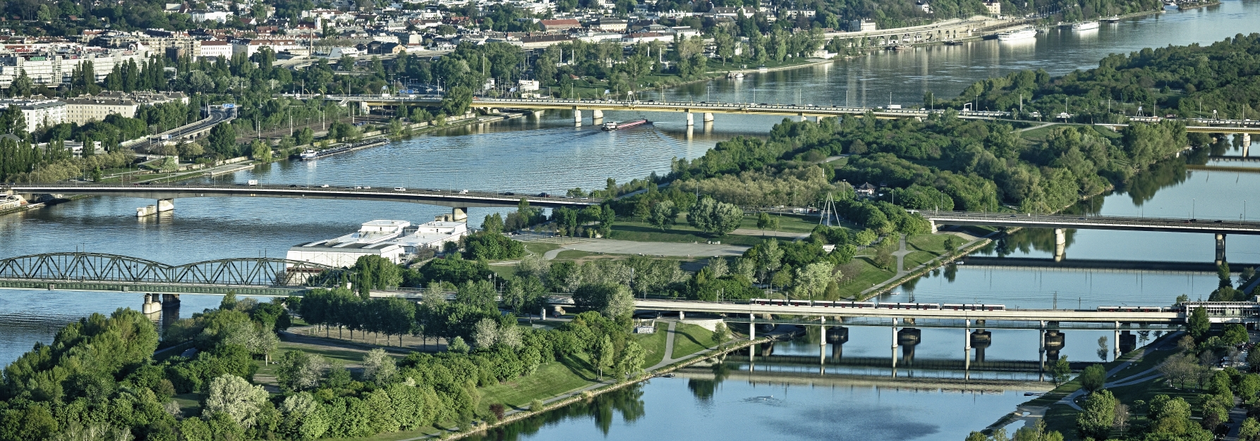 Zug der Linie U6 auf der Brücke über die neue Donau