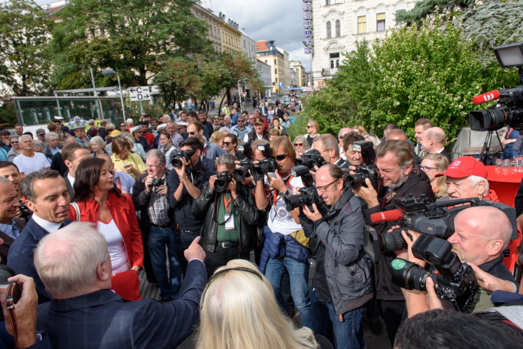 mitarbeiter und VIPs versammeln sich am Reumannplatz anlässlich der feierlichen Eröffnung der U1 verlängerung