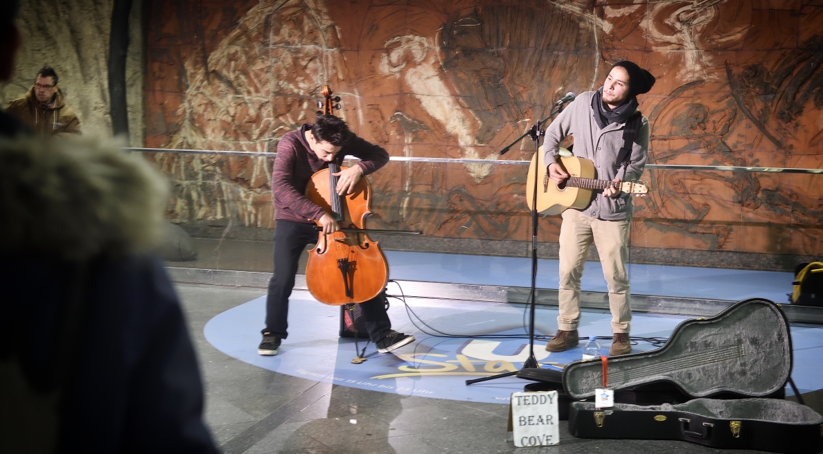 Im Netz der Wiener Linien spielen MusikerInnen in ausgewählten Stationen für die Fahrgäste. Hier in der Station Westbahnhof.