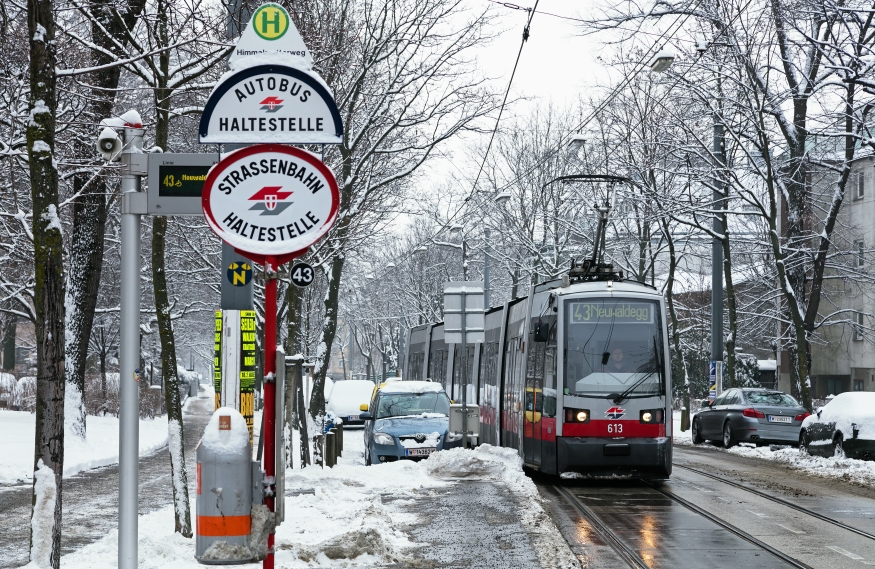 Linie 43 bei der Station Himmelmutterweg in Neuwaldegg