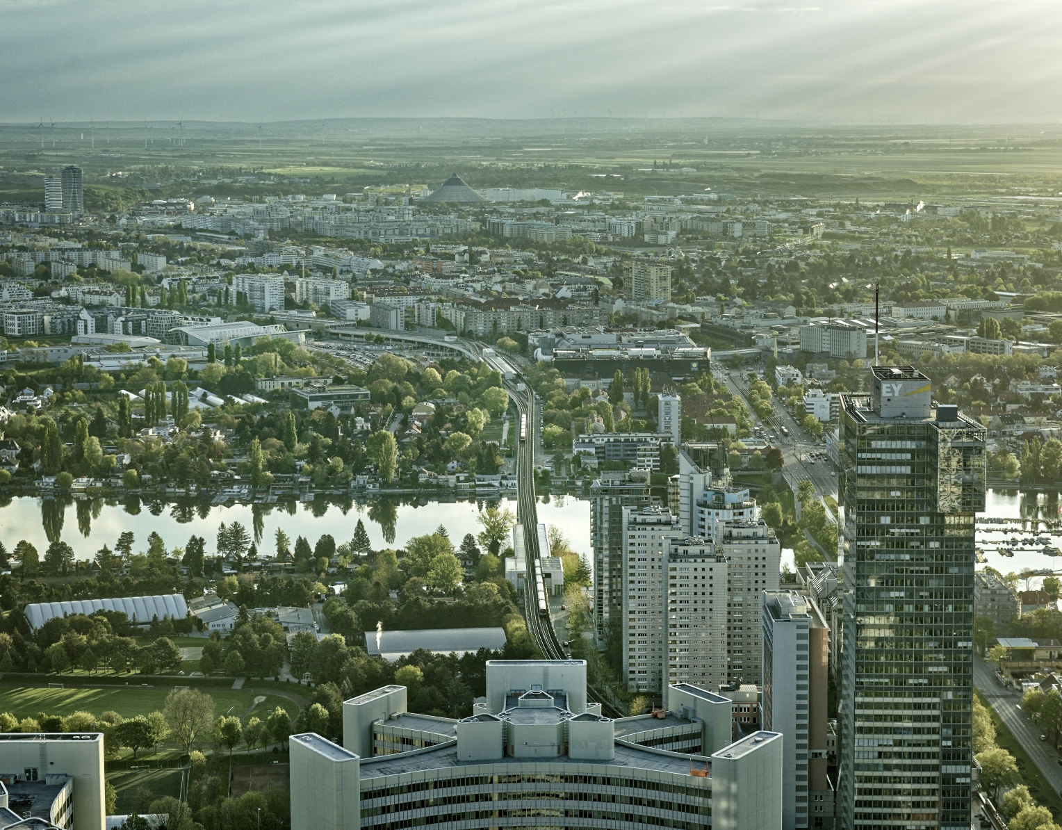 Zug der Linie U1 aus Vogelperspektive