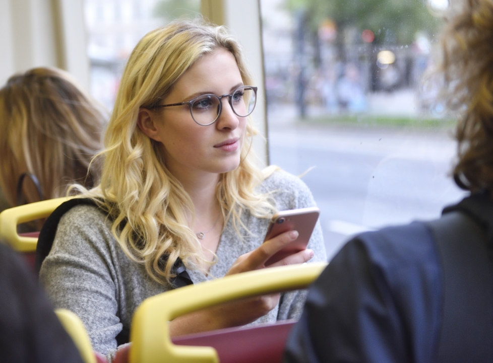 Studierende sind in Wien am besten mit U-Bahn, Bim und Bus unterwegs. Das Semesterticket kann übrigens bequem online gekauft werden.