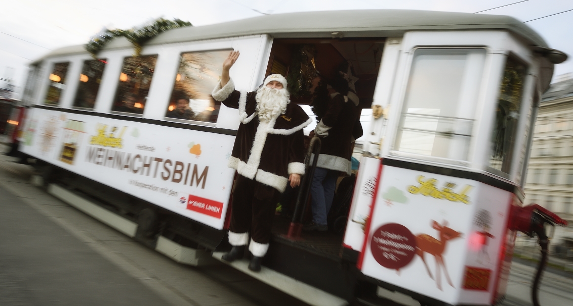 Die Ströck-Weihnachtsbim dreht auch heuer wieder ihre Runden, hier zu sehen am Karlsplatz.