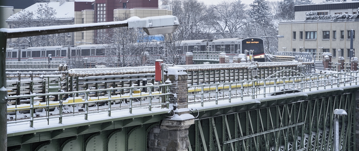 U-Bahn der Linie U4 auf der Brücke vor der Endstelle Hütteldorf