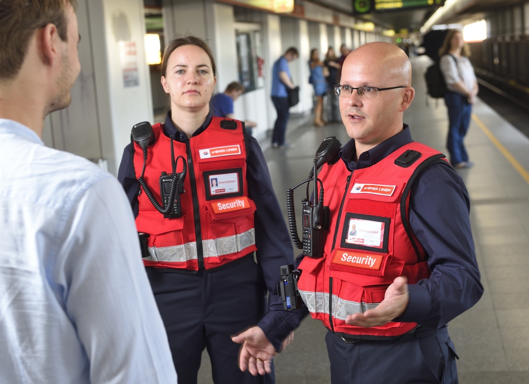 Im Rahmen des Sicherheits- und Servicepakets für die Öffis nehmen nun die ersten Sicherheits- und Service-Teams der Wiener Linien ihre Arbeit auf.