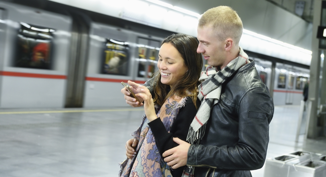 Studierende sind in Wien am besten mit U-Bahn, Bim und Bus unterwegs. Das Semesterticket kann übrigens bequem online gekauft werden.