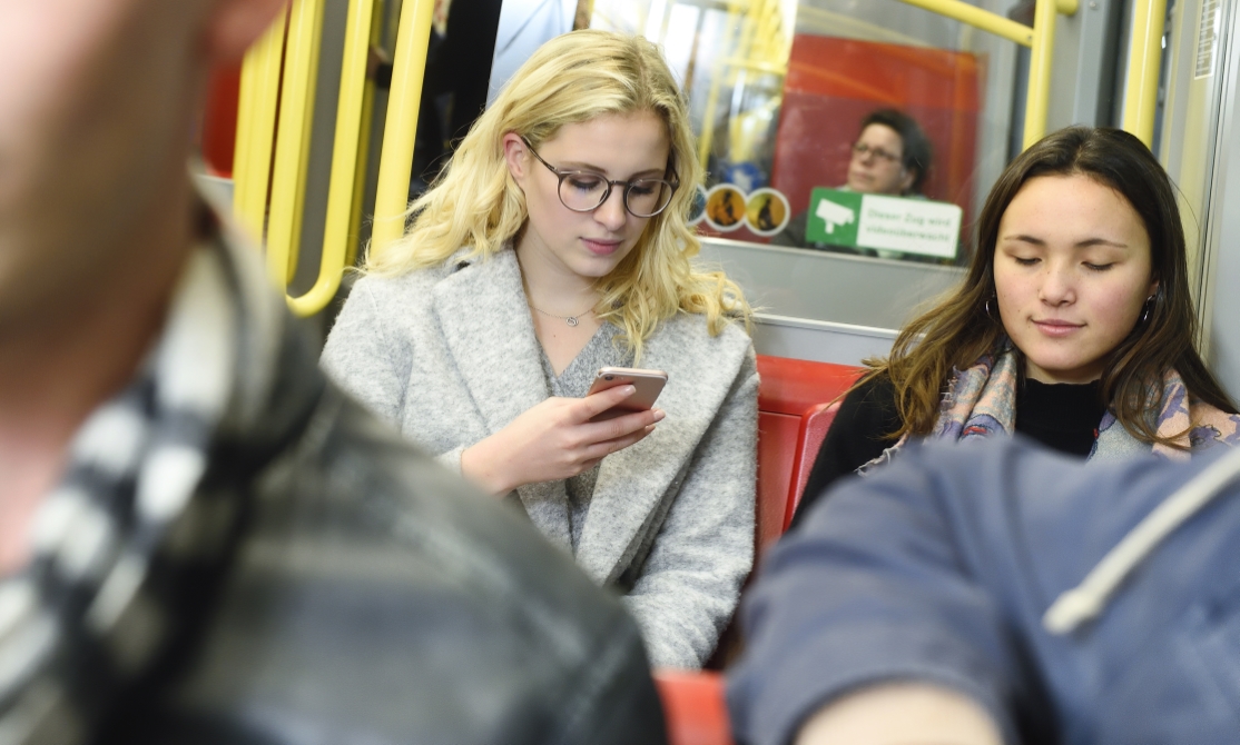 Studierende sind in Wien am besten mit U-Bahn, Bim und Bus unterwegs. Das Semesterticket kann übrigens bequem online gekauft werden.