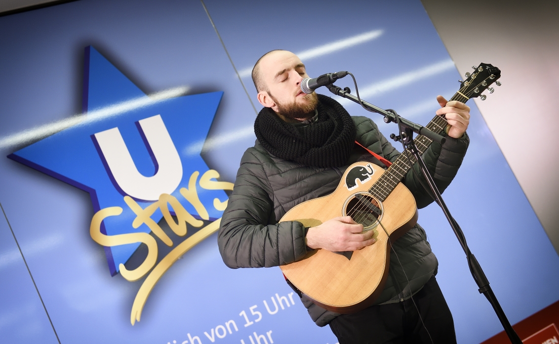 Im Netz der Wiener Linien spielen MusikerInnen in ausgewählten Stationen für die Fahrgäste. Hier in der Station Karlsplatz