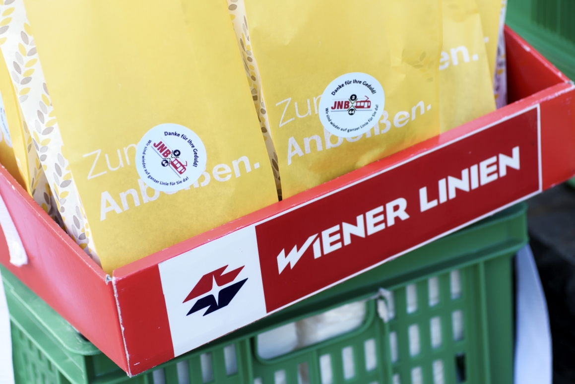 Die Linien 2, 9 und 44 sind wieder unterwegs. Alle weiteren Arbeiten am Platz folgen unter laufendem Betrieb.