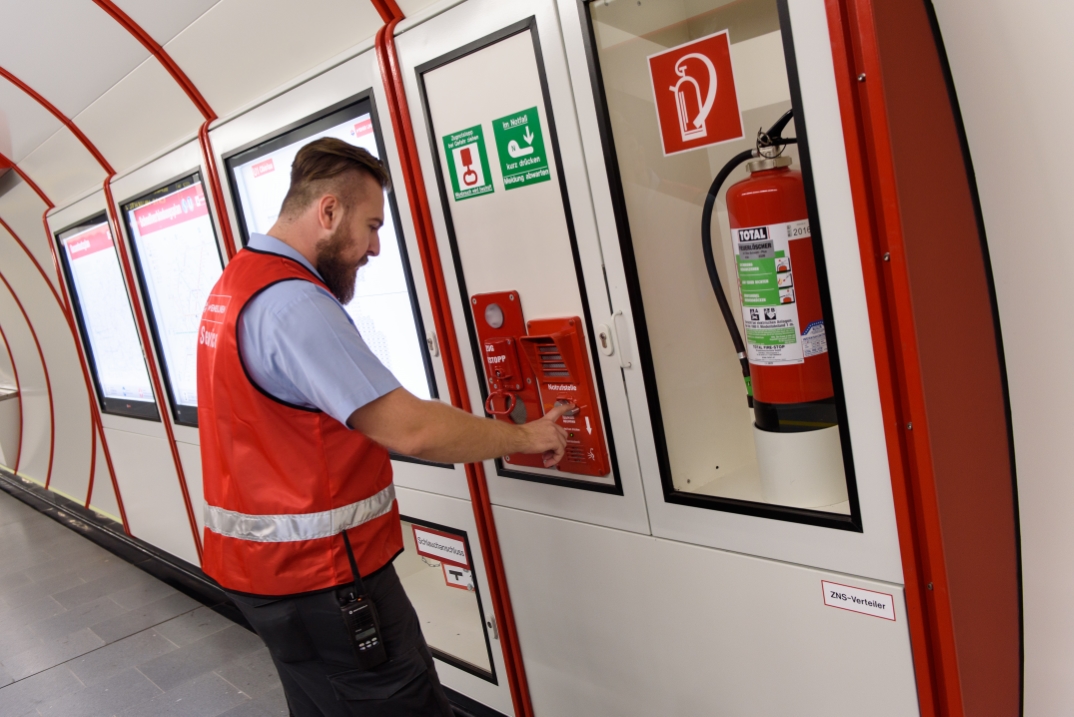 Vorbereitungen für die Eröffnung der U1 Erweiterung in der neuen Station Altes Landgut