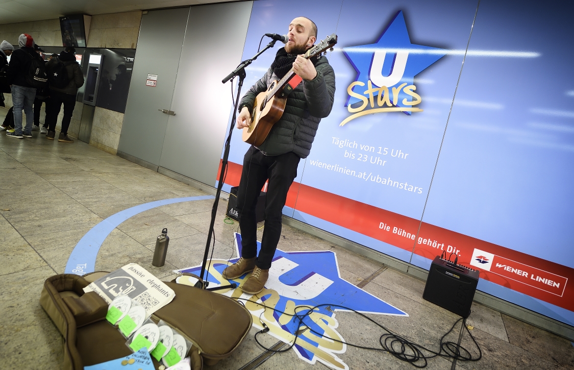 Im Netz der Wiener Linien spielen MusikerInnen in ausgewählten Stationen für die Fahrgäste. Hier in der Station Karlsplatz