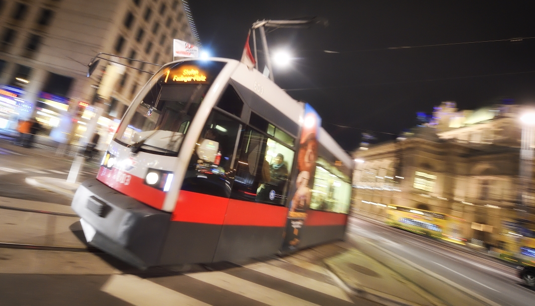 Straßenbahn der Linie 1 vor der Oper