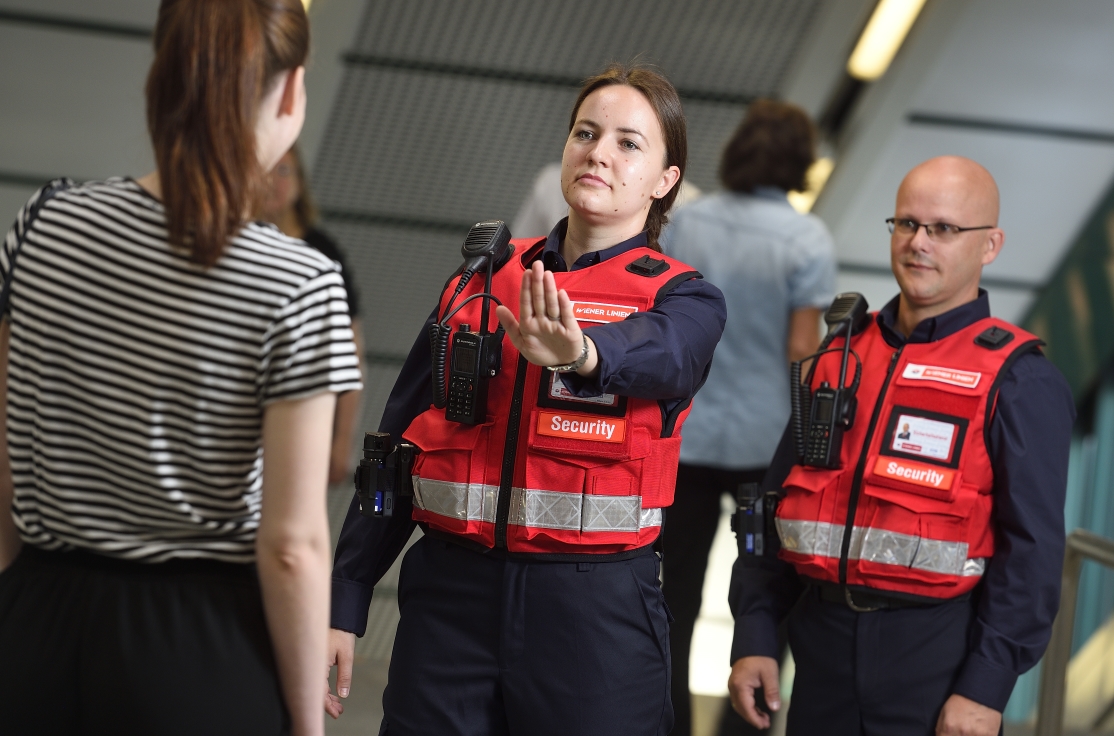 Im Rahmen des Sicherheits- und Servicepakets für die Öffis nehmen nun die ersten Sicherheits- und Service-Teams der Wiener Linien ihre Arbeit auf.