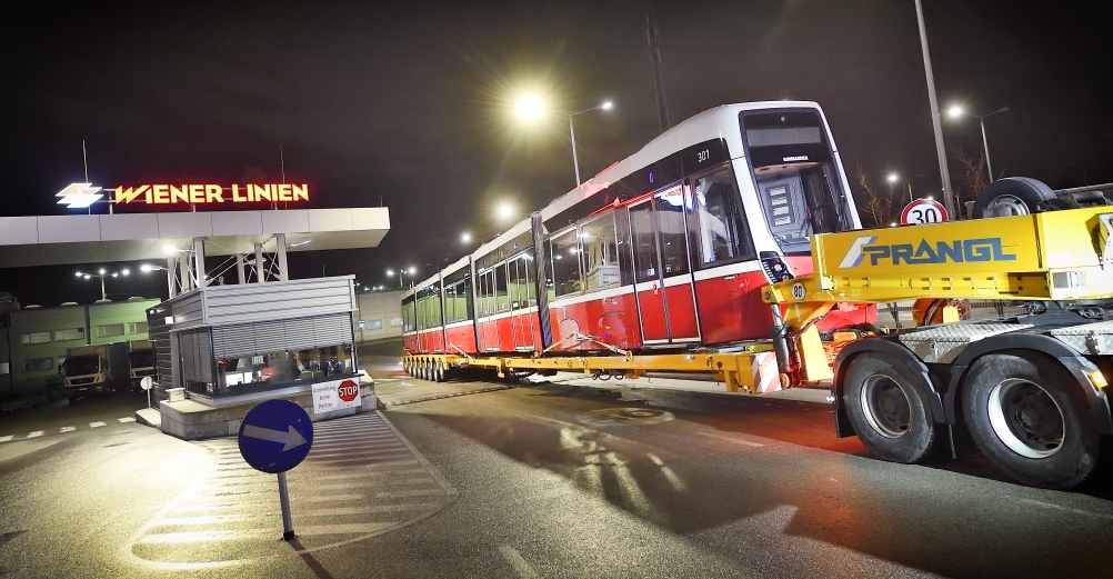 Flexity - die neue Straßenbahn für. Der erste Zug wird den Wiener Linien übergeben. Nächtliche Überstellung mittels Sondertransport.