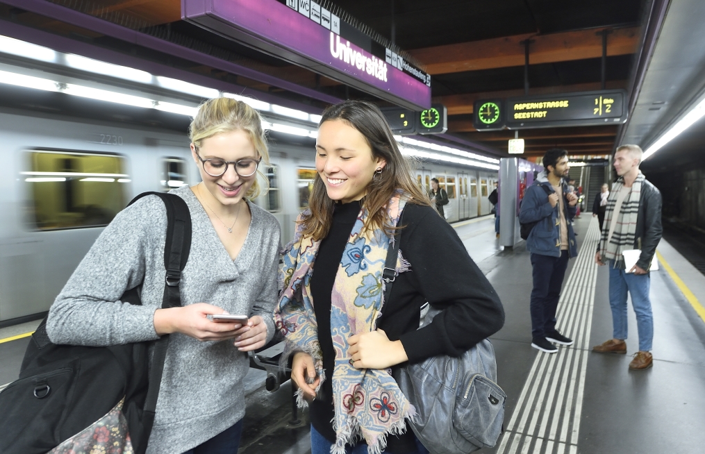 Studierende sind in Wien am besten mit U-Bahn, Bim und Bus unterwegs. Das Semesterticket kann übrigens bequem online gekauft werden.