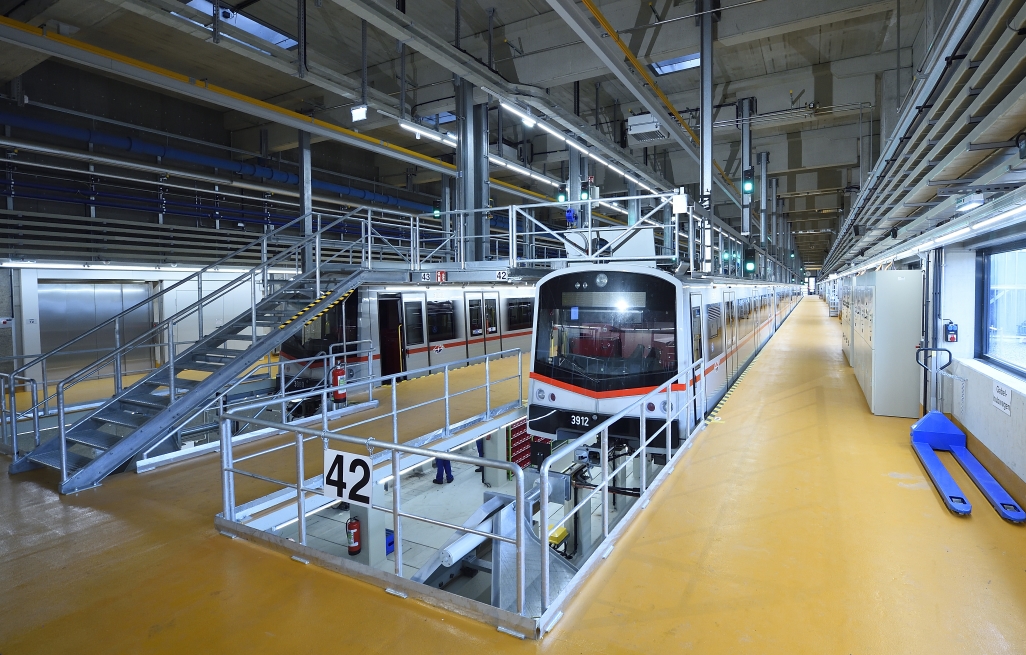 Neuer Betriebsbahnhof Heiligenstadt in Betrieb. Auf rund 24.000 m² wurden insgesamt fünf Hallen zur Wartung der Züge errichtet.