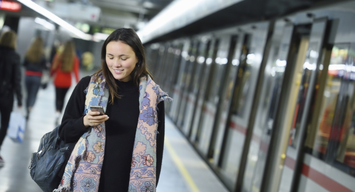 Studierende sind in Wien am besten mit U-Bahn, Bim und Bus unterwegs. Das Semesterticket kann übrigens bequem online gekauft werden.