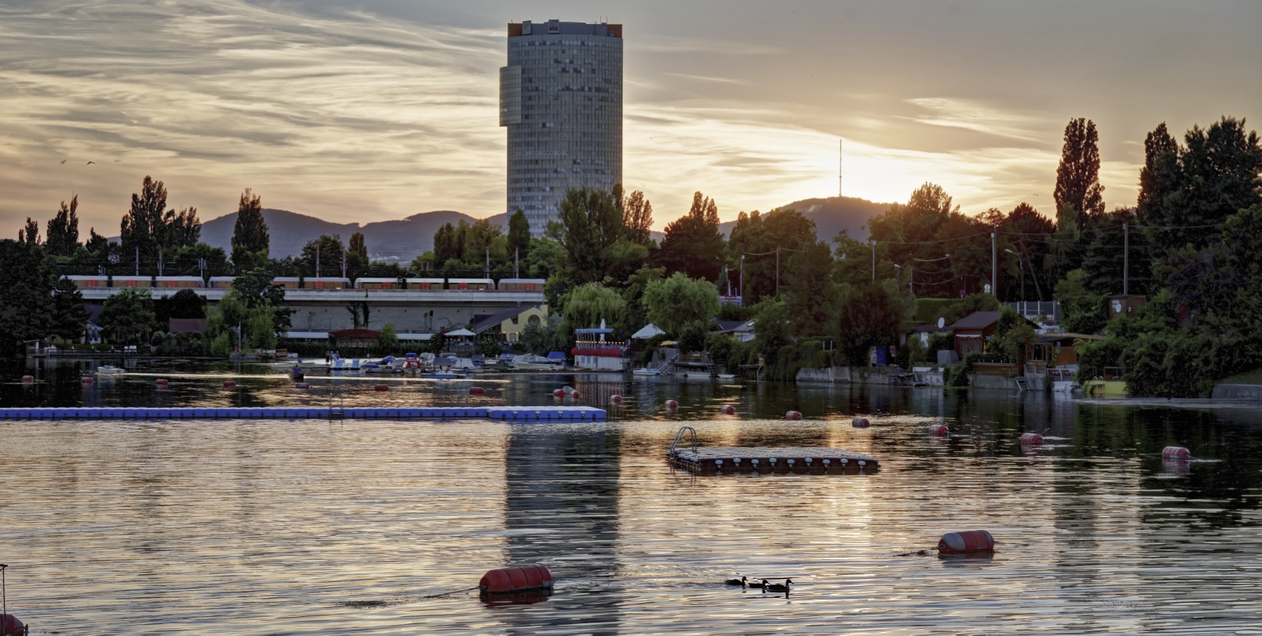 Zug der Linie U6 bei der Querung der Alten Donau