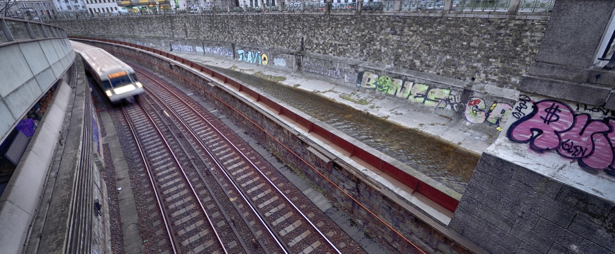 U-Bahn der Linie U4 zwischen den Stationen Kettenbrückengasse und Pilgramgasse.