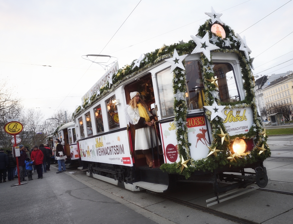 Die Ströck-Weihnachtsbim dreht auch heuer wieder ihre Runden, hier zu sehen am Karlsplatz.