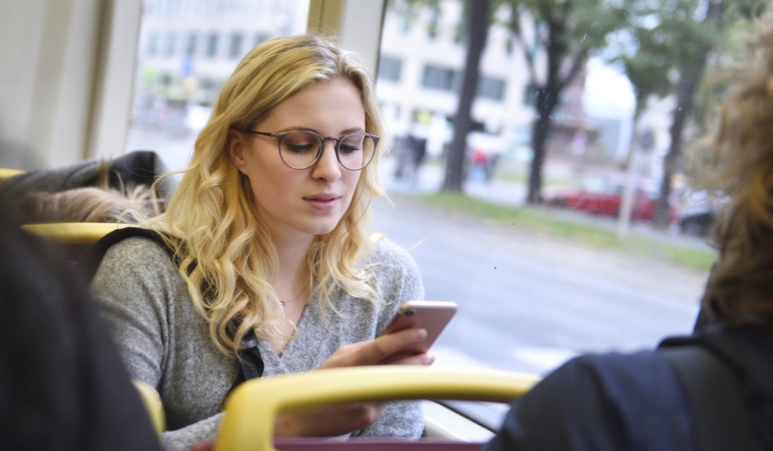 Studierende sind in Wien am besten mit U-Bahn, Bim und Bus unterwegs. Das Semesterticket kann übrigens bequem online gekauft werden.