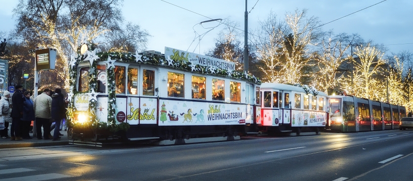 Die Ströck-Weihnachtsbim dreht auch heuer wieder ihre Runden, hier zu sehen beim Rathausplatz.