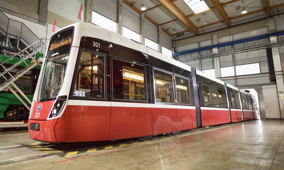 Flexity - die neue Straßenbahn für. Der erste Zug wird den Wiener Linien übergeben.