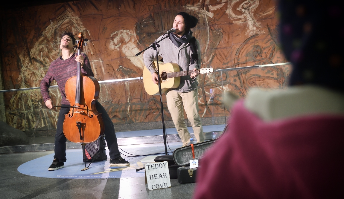 Im Netz der Wiener Linien spielen MusikerInnen in ausgewählten Stationen für die Fahrgäste. Hier in der Station Westbahnhof.